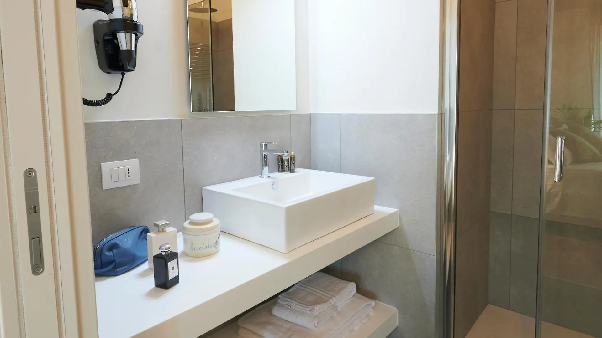 White Ribbon Hotel Milan Guest house